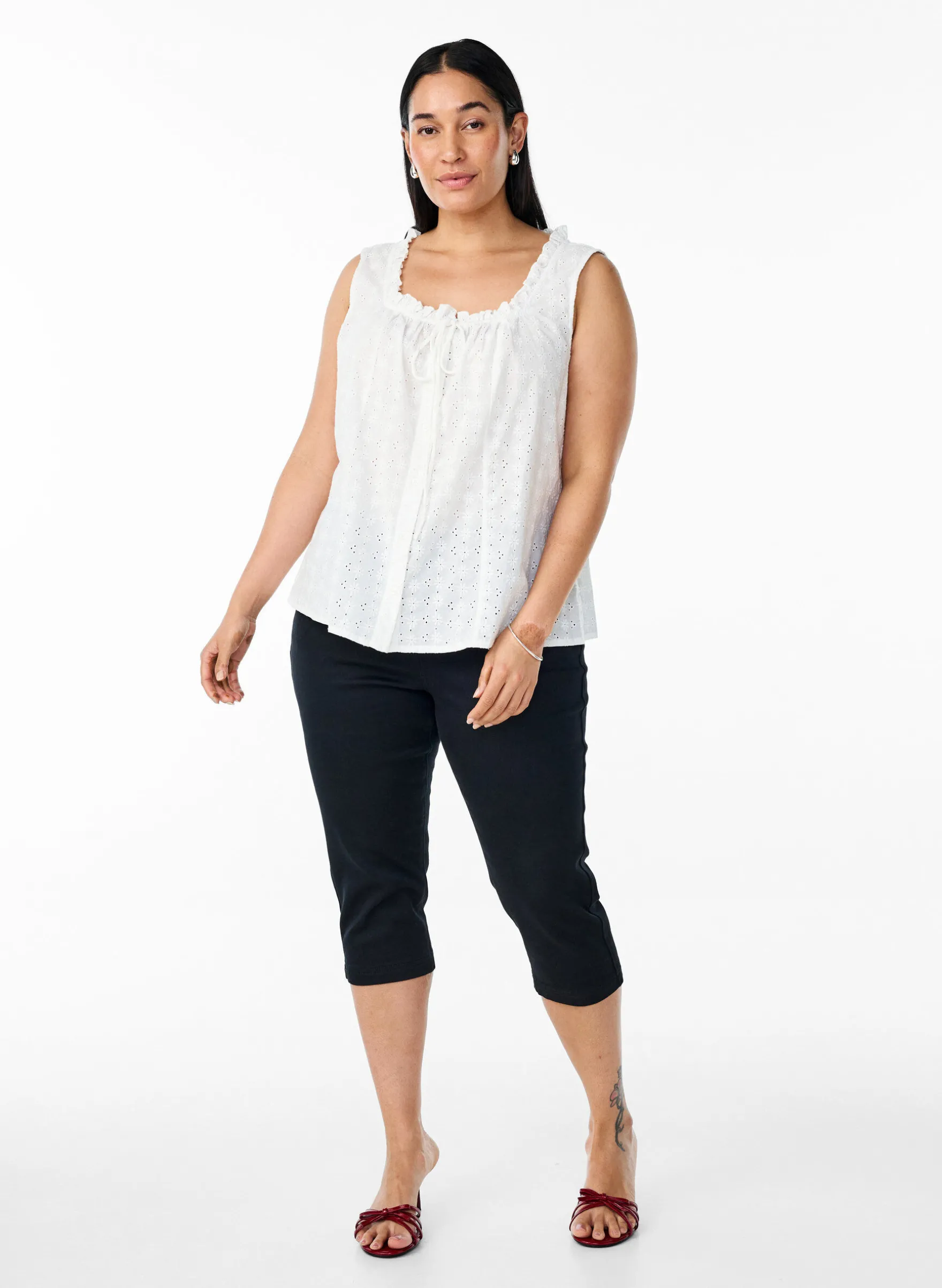 Ärmellose Bluse mit Lochstickerei und Rüschen