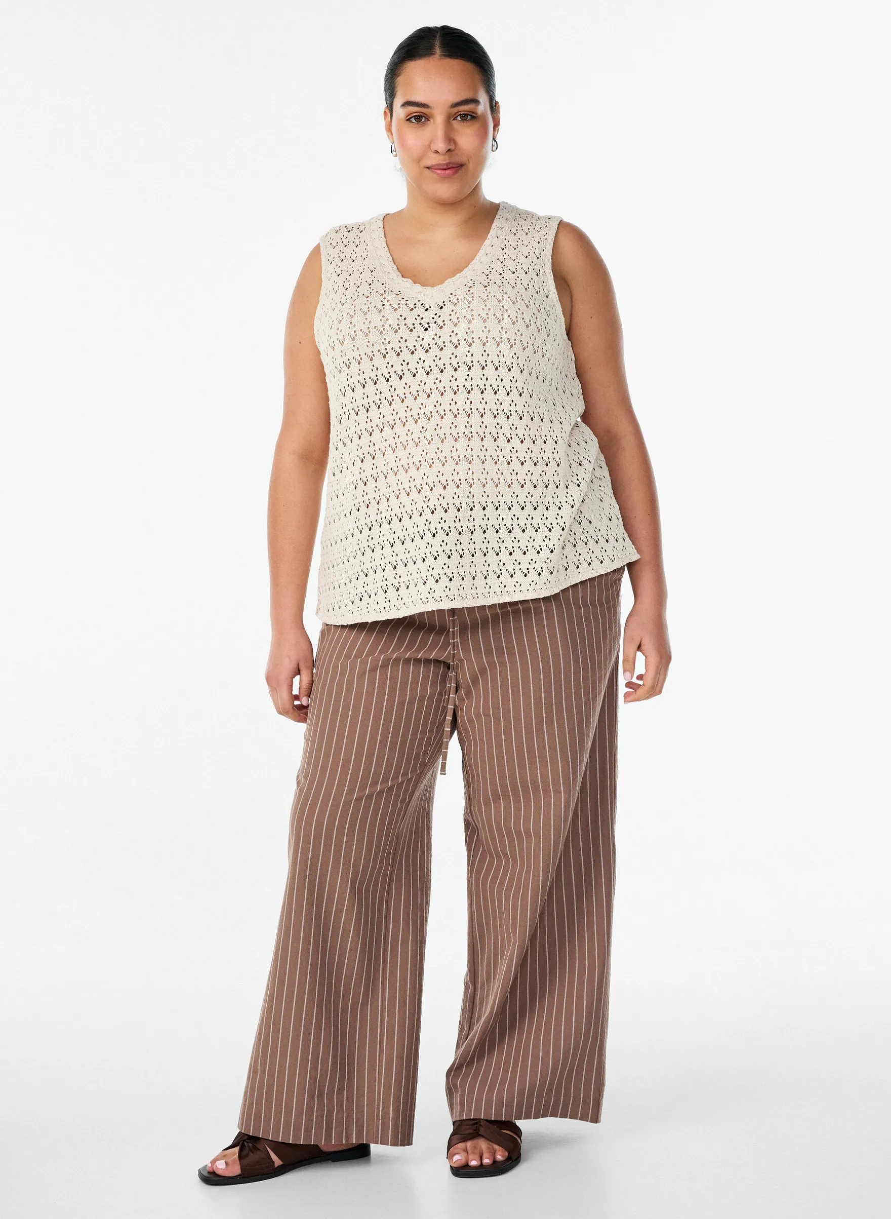 Ärmellose Bluse mit Lochstickerei und V-Ausschnitt