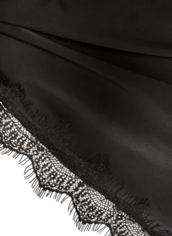 Schal aus Satin mit Spitzensaum