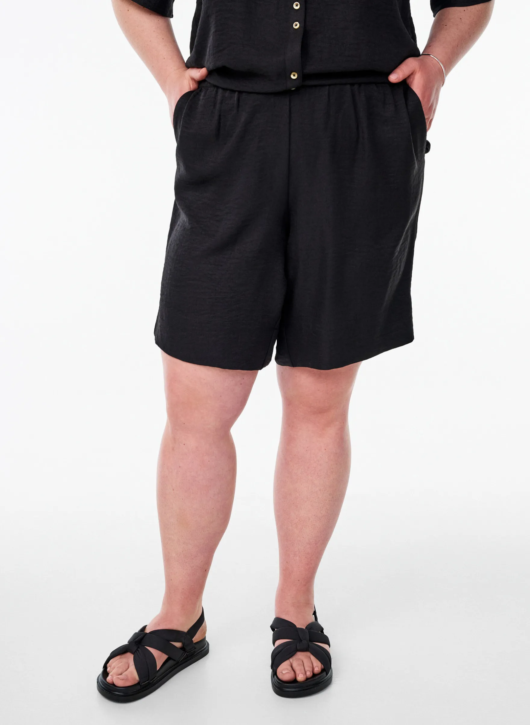Shorts mit Taschen und hoher Taille