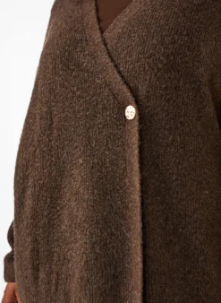Strickjacke mit asymmetrischem Verschluss