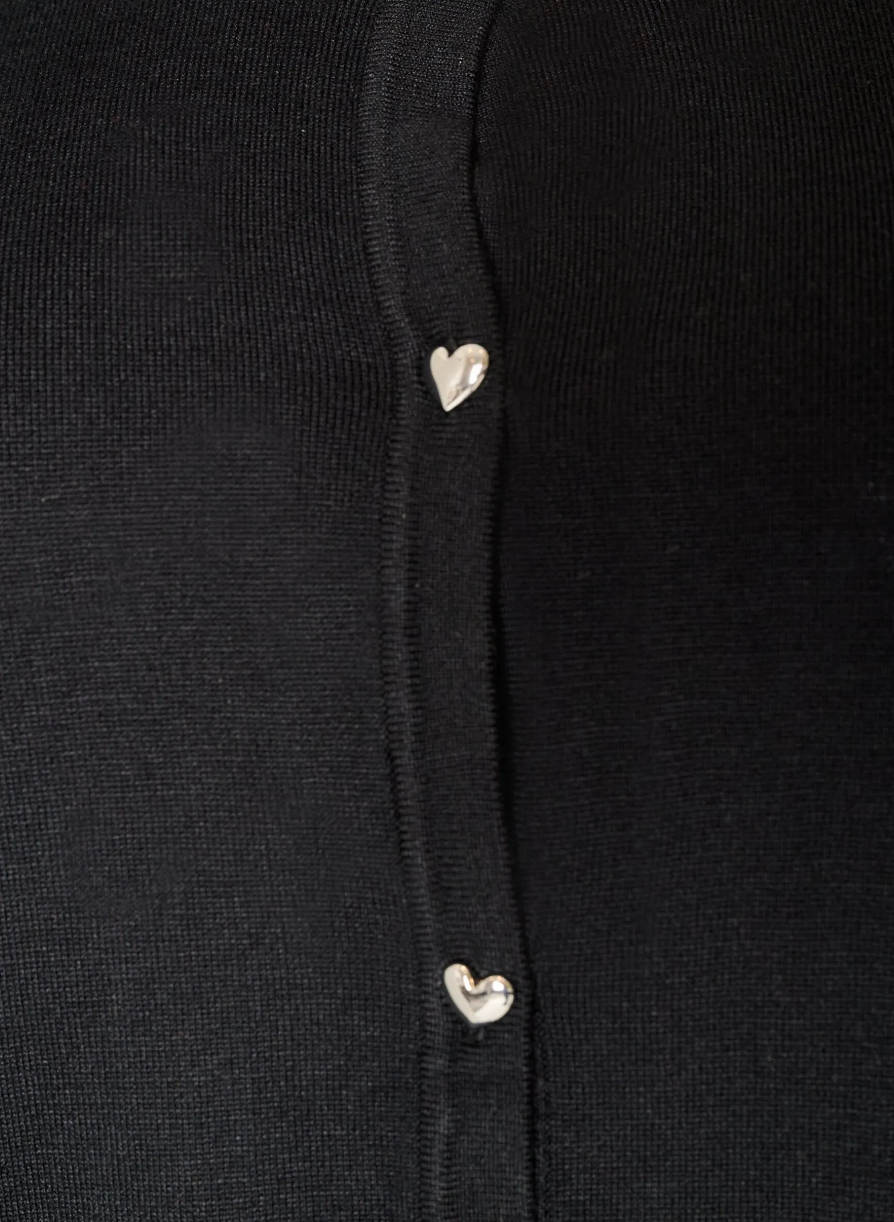 Strickjacke mit Herzknöpfen und kurzen Ärmeln