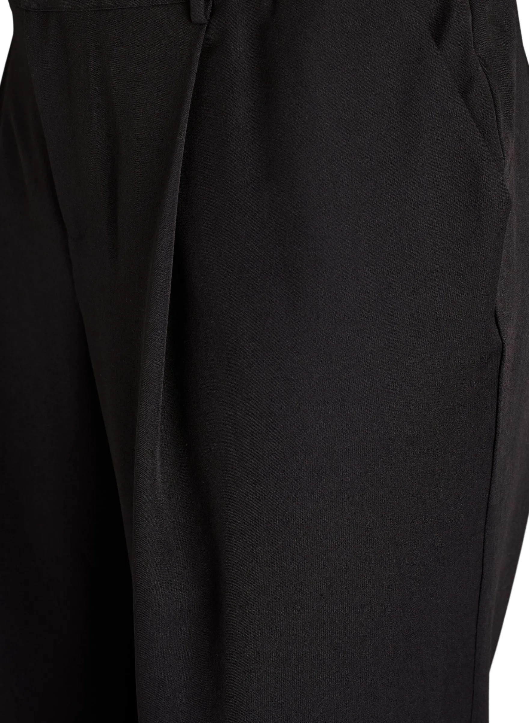 Taillierte Hose mit hoher Taille und geraden Beinen