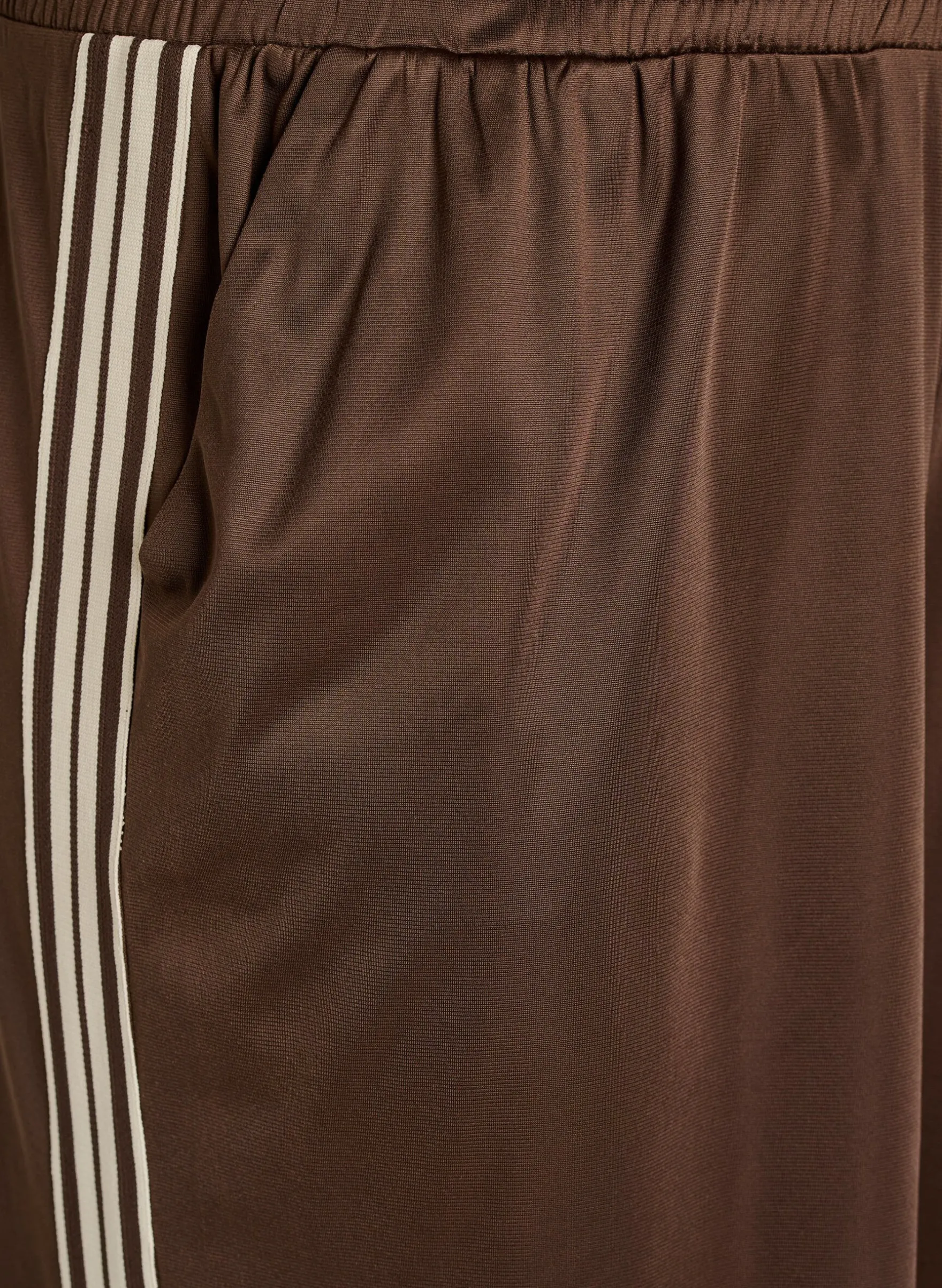 Trainingshose mit Seitenstreifen und Taschen