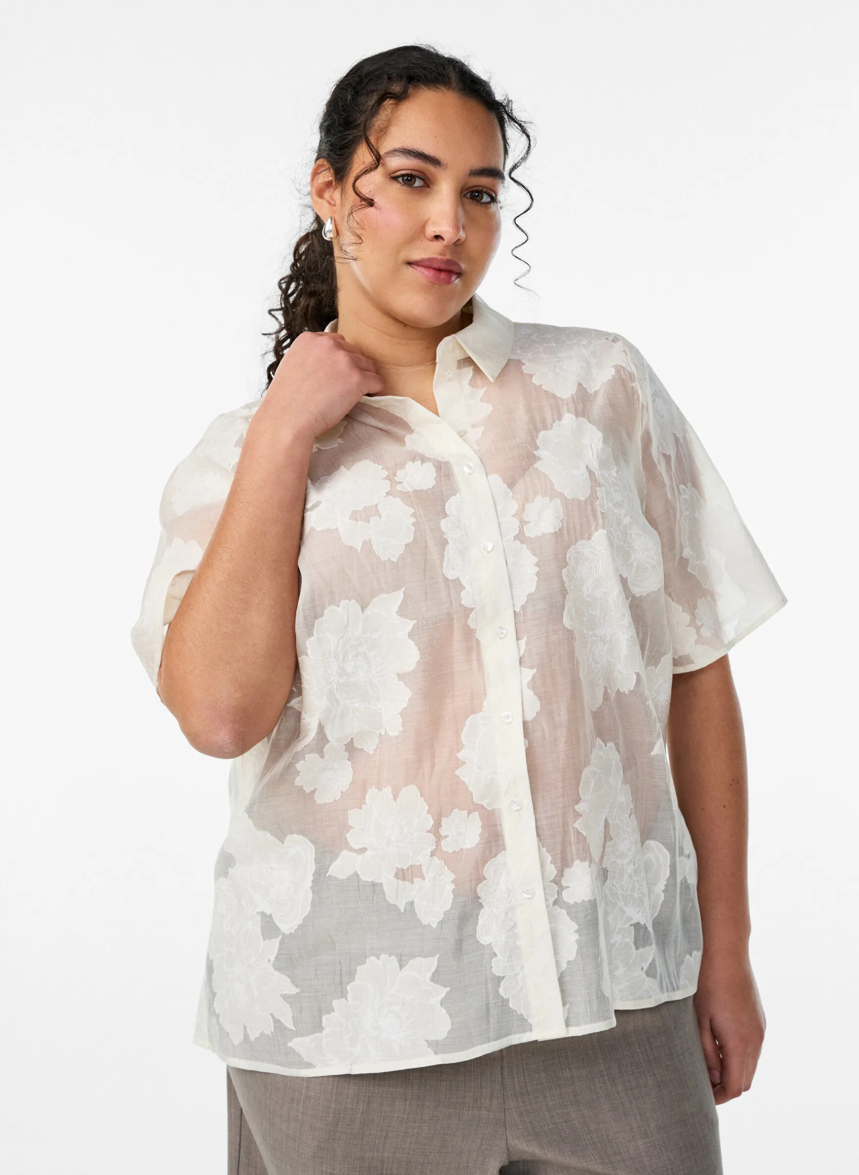Transparente Hemdbluse mit Blumenprint