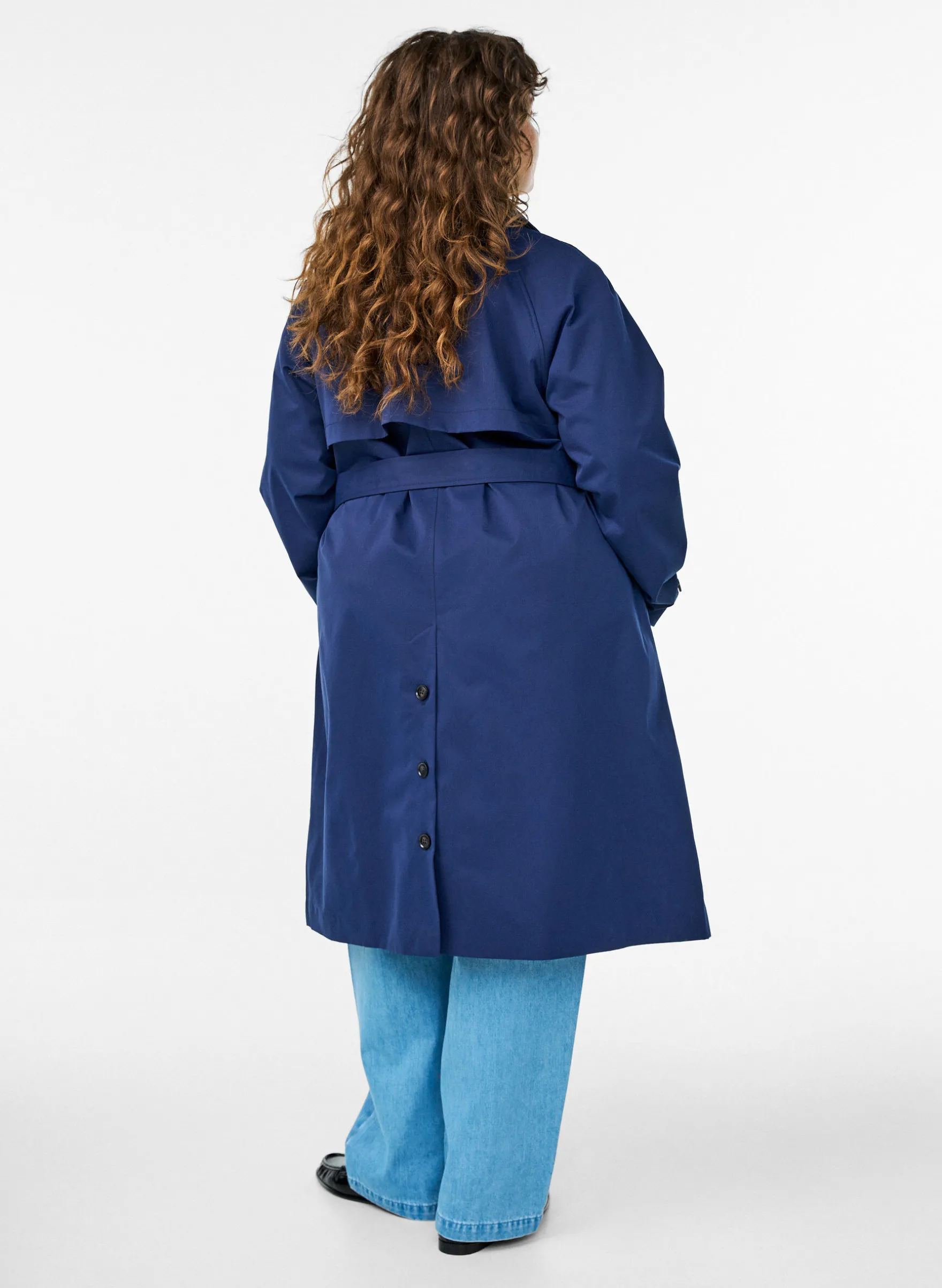 Trenchcoat mit Gürtel und Schlitzen